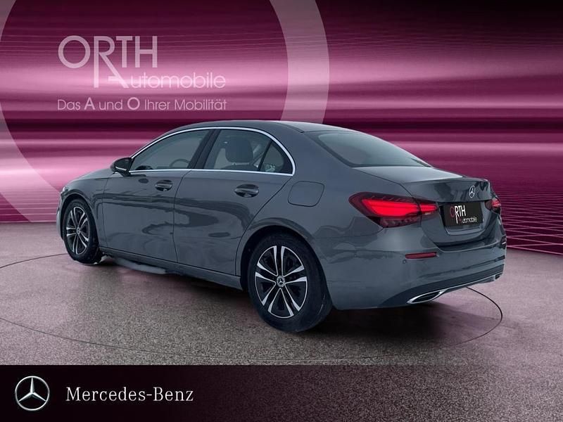 Gebraucht Mercedes A180 116 PS (85 kW) 2024 Mountaingrau metallic Limousine