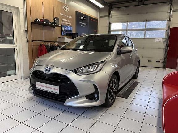 Gebraucht Toyota Yaris Hybrid Basis 116 PS (85 kW) 2022 Shimmering silver metallic Limousine