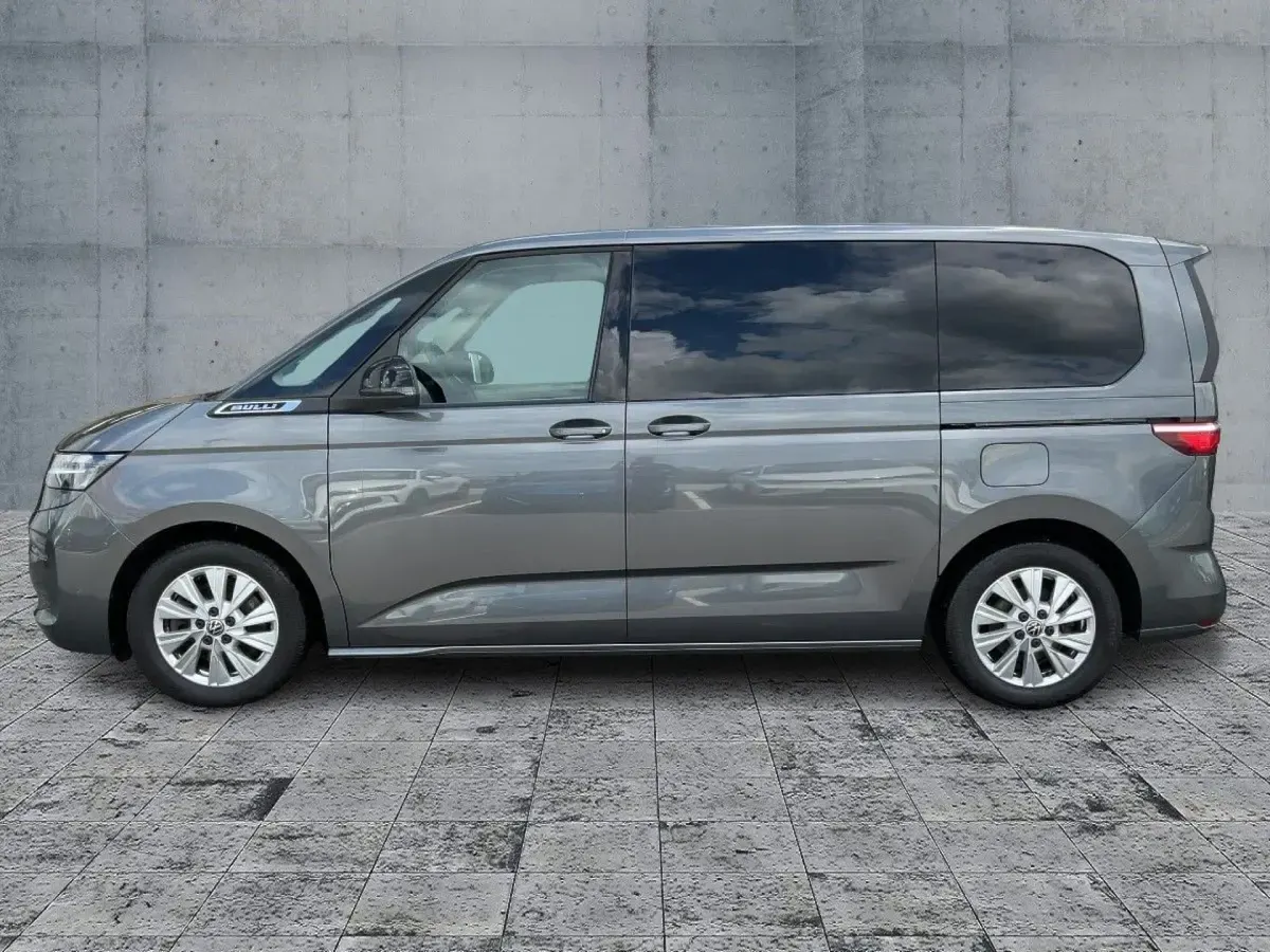 Gebraucht VW Multivan Basis 150 PS (110 kW) 2023 Grau Van / Kleinbus
