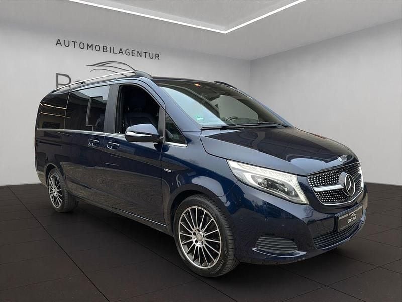 Blau Gebraucht 2015 Mercedes V250 Edition Van / Kleinbus | 33.860 € (Etwas zu teuer) - Bild 1/4