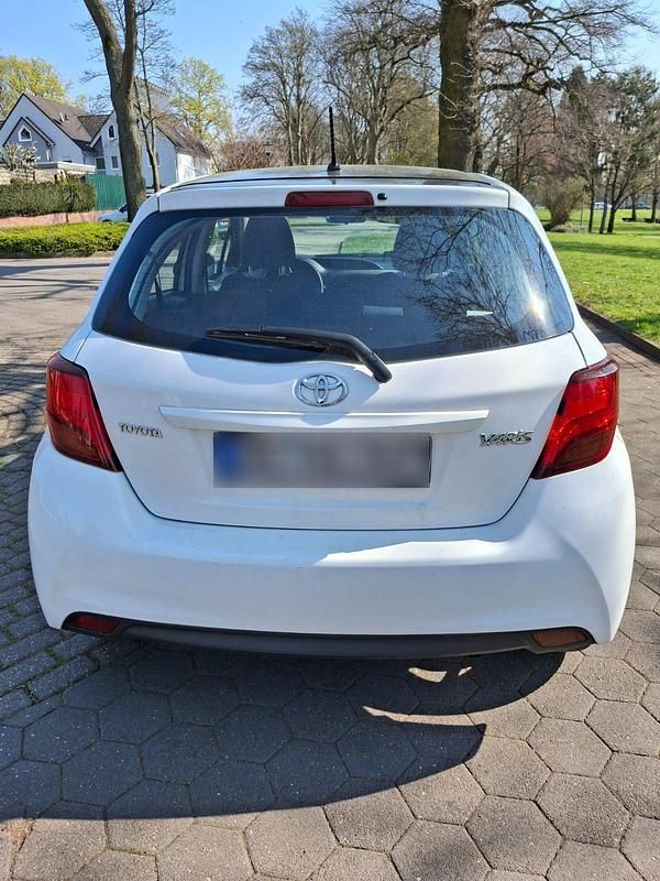 Gebraucht Toyota Yaris 45 PS (33 kW) 2015 Weiß Kleinwagen