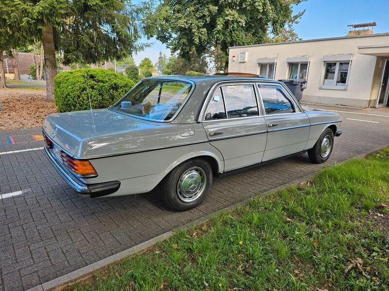 Grau Gebraucht 1983 Mercedes 200 Limousine | 16.500 € - Bild 1/4
