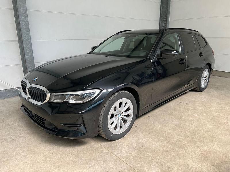 Black sapphire metallic Gebraucht 2022 BMW 318 Advantage Kombi | 25.750 € (Etwas zu teuer) - Bild 1/4