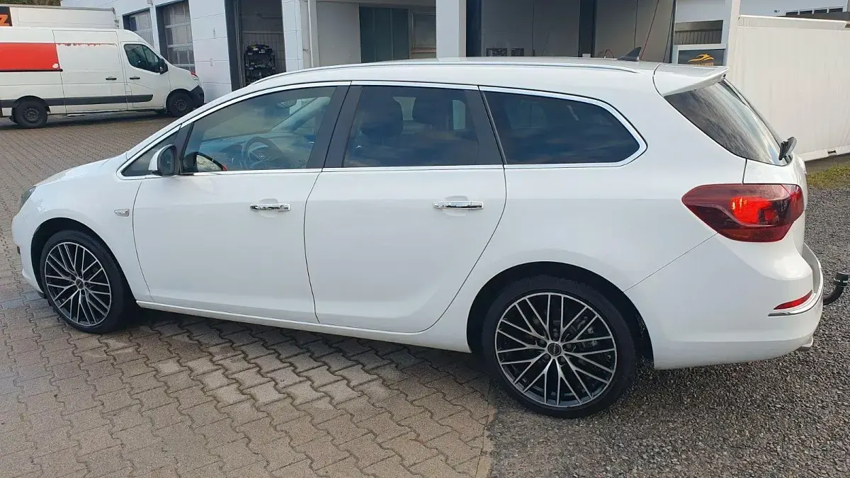 Gebraucht Opel Astra 165 PS (121 kW) 2013 Weiß Kombi