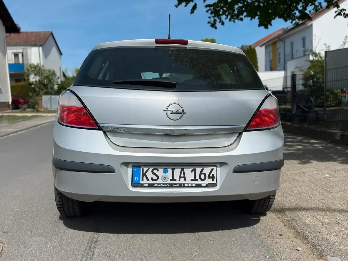 Używany Opel Astra 95 KM (69 kW) 2004 Srebrny Sedan/Limuzyna