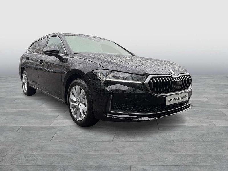 Neu Skoda Superb Selection 193 PS (141 kW) 2026 Ebony schwarz metallic Kombi