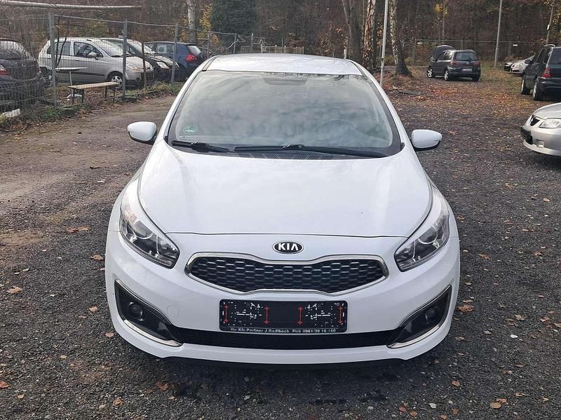 Gebraucht Kia Ceed DREAM-TEAM Edition 101 PS (74 kW) 2017 Weiß Kleinwagen