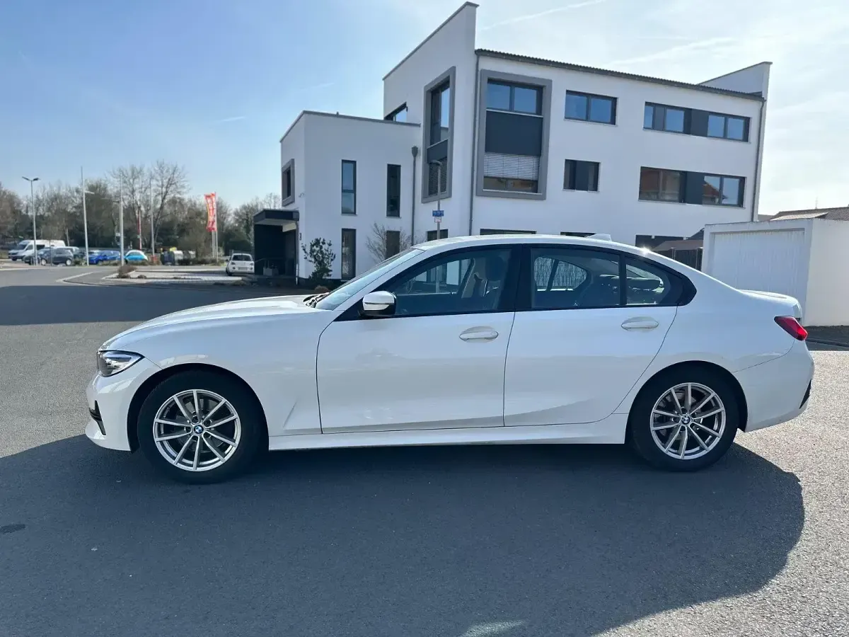 Gebraucht BMW 320 184 PS (135 kW) 2019 Weiß Limousine