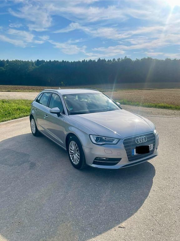 Silber Gebraucht 2015 Audi A3 Sportback Ambiente Limousine | 12.900 € (Guter Preis) - Bild 1/4