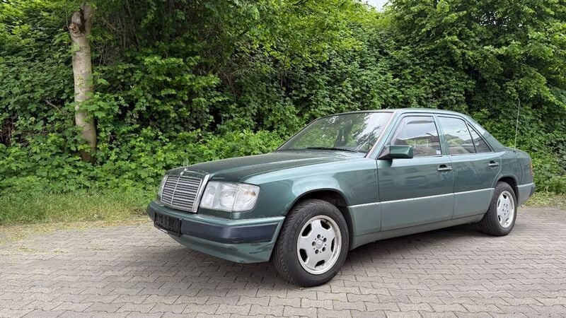 Grün Gebraucht 1992 Mercedes 230 Limousine | 4.000 € - Bild 1/4