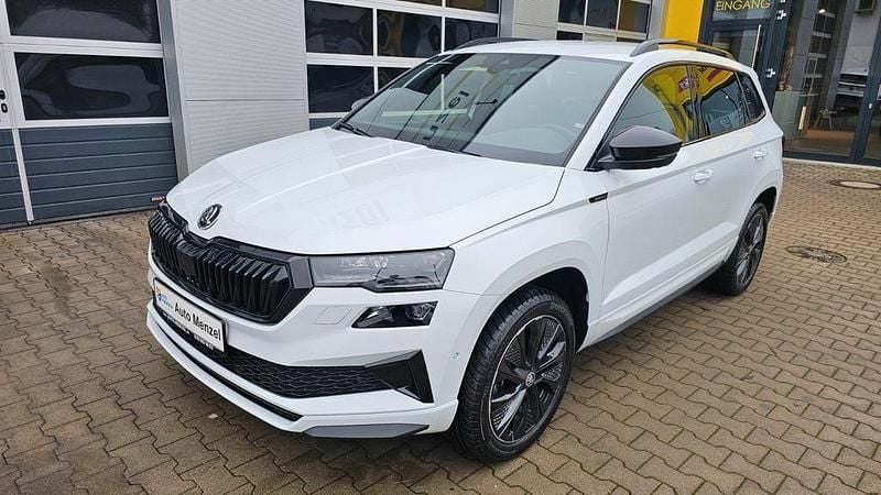 Moonweiss metallic Neu 2025 Skoda Karoq SportLine SUV | 36.490 € (Fairer Preis) - Bild 1/4
