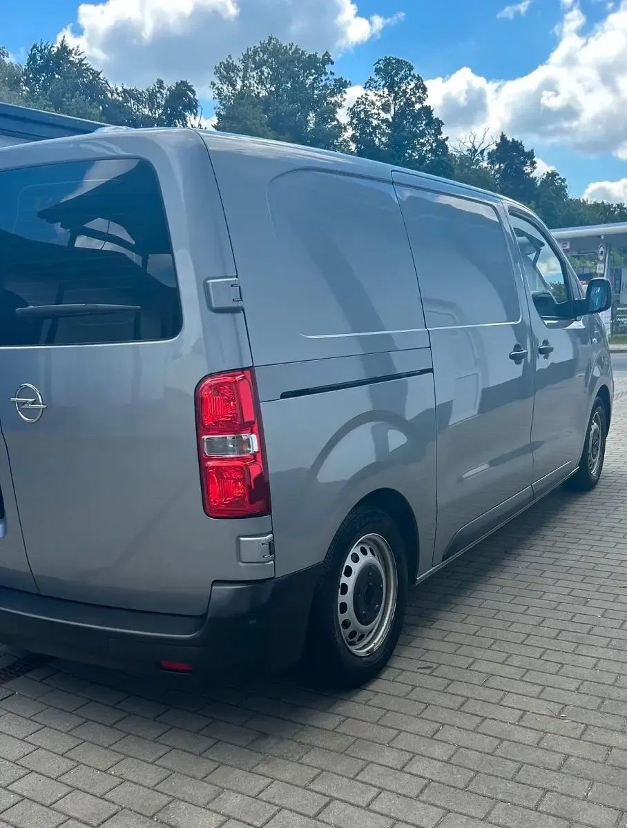 Gebraucht Opel Vivaro 120 PS (88 kW) 2023 Silber Van / Kleinbus