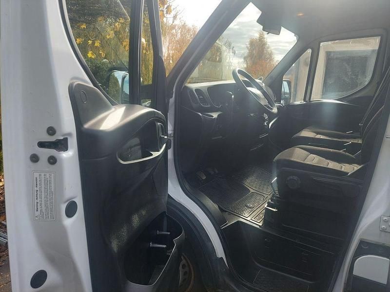 Weiß Gebraucht 2020 Iveco Daily Limousine | 22.990 € - Bild 1/4