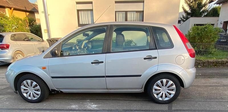Grau Gebraucht 2004 Ford Fiesta Kleinwagen | 350 € (Superpreis) - Bild 1/4
