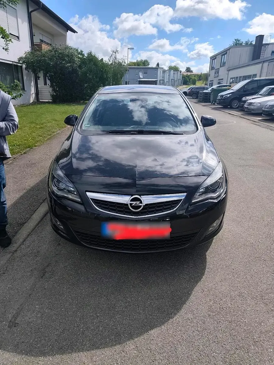 Gebraucht Opel Astra 140 PS (102 kW) 2012 Schwarz Kleinwagen