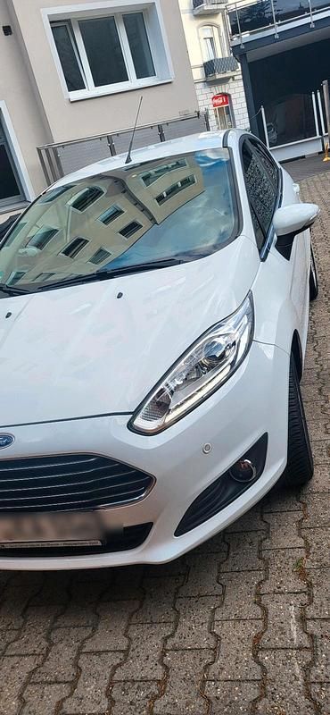 Weiß Gebraucht 2015 Ford Fiesta Titanium Kleinwagen | 7.000 € (Etwas zu teuer) - Bild 1/4