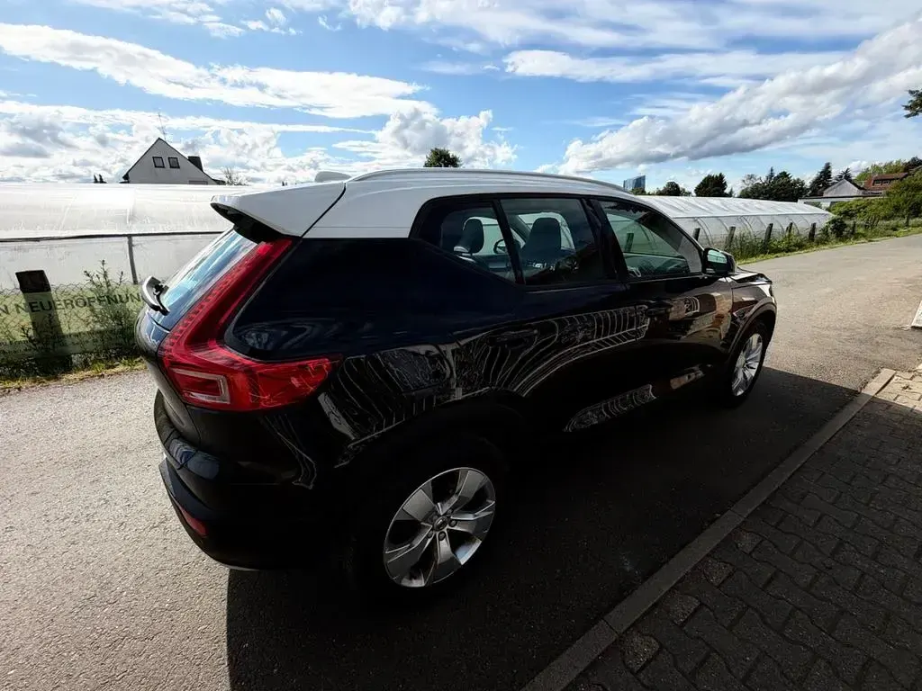 Second-hand Volvo XC40 Momentum 150 CP (110 kW) 2019 Negru SUV