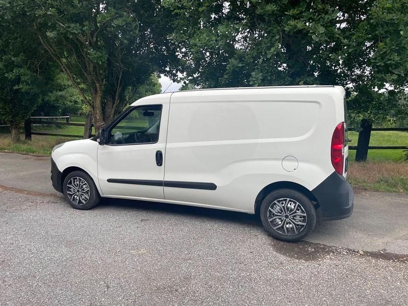 Weiß Gebraucht 2018 Opel Combo Van / Kleinbus | 6.800 € (Guter Preis) - Bild 1/4