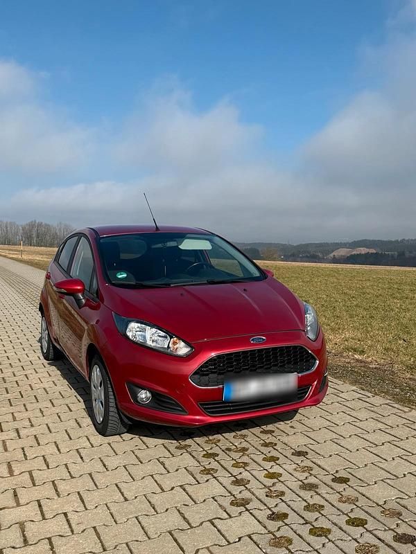 Gebraucht Ford Fiesta Trend 101 PS (74 kW) 2016 Rot Kleinwagen