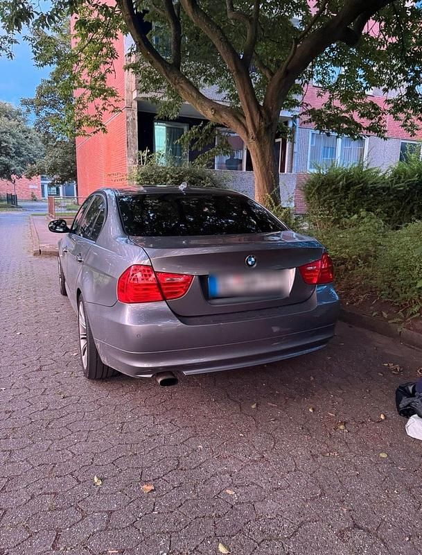 Gebraucht BMW 318 143 PS (105 kW) 2010 Silber Limousine