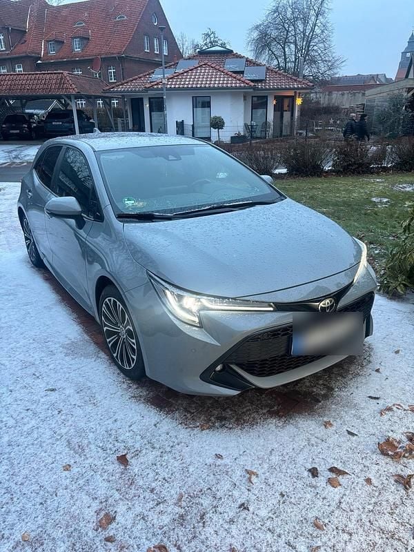 Grau Gebraucht 2021 Toyota Corolla Team Limousine | 14.990 € (Guter Preis) - Bild 1/4