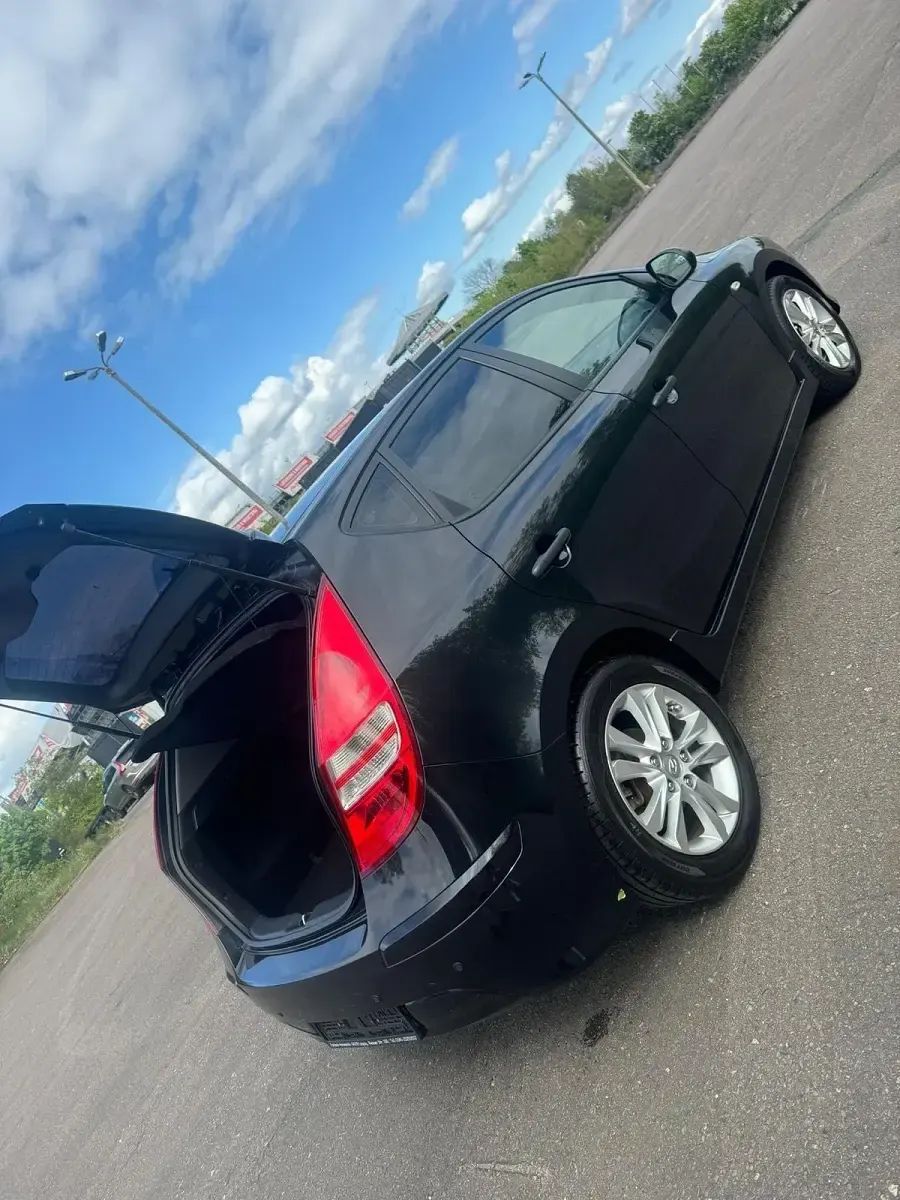 Gebraucht Hyundai i30 101 PS (74 kW) 2011 Schwarz Kleinwagen