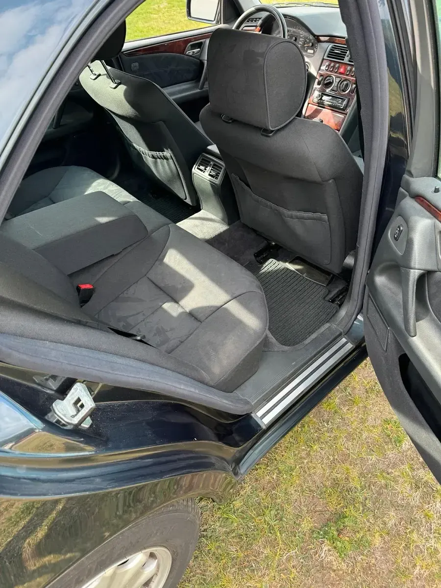 Gebraucht Mercedes E200 136 PS (100 kW) 1999 Schwarz Limousine