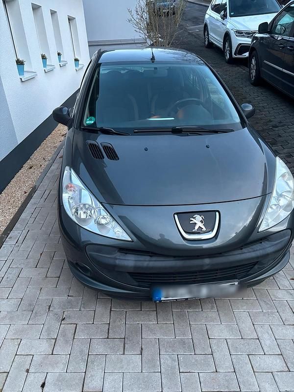 Grau Gebraucht 2011 Peugeot 206+ Kleinwagen | 2.500 € (Fairer Preis) - Bild 1/4
