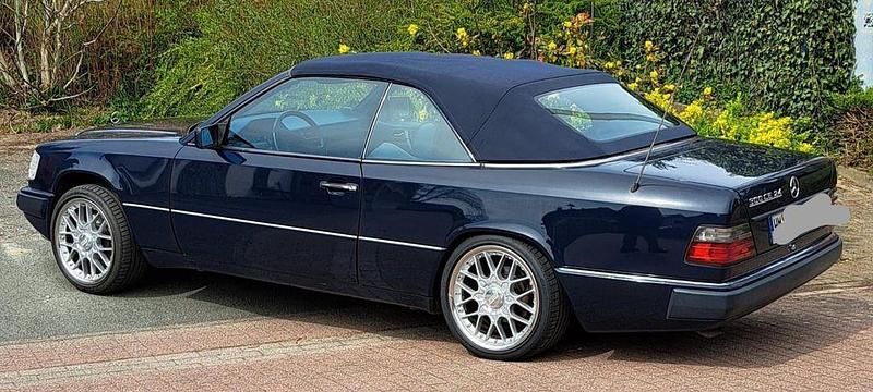 Gebraucht Mercedes E300 220 PS (161 kW) 1993 Blau Cabrio