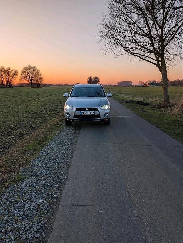 Silber Gebraucht 2012 Mitsubishi Outlander SUV | 9.750 € - Bild 1/4