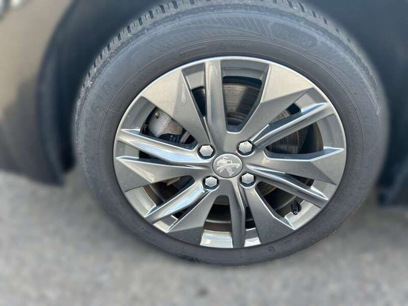 Gebraucht Peugeot e-208 Active 100 kW (136 PS) 2022 Lackierung schwarz perla nera/ Kleinwagen