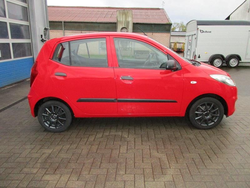Gebraucht Hyundai i10 Edition 69 PS (50 kW) 2012 Rot Kleinwagen
