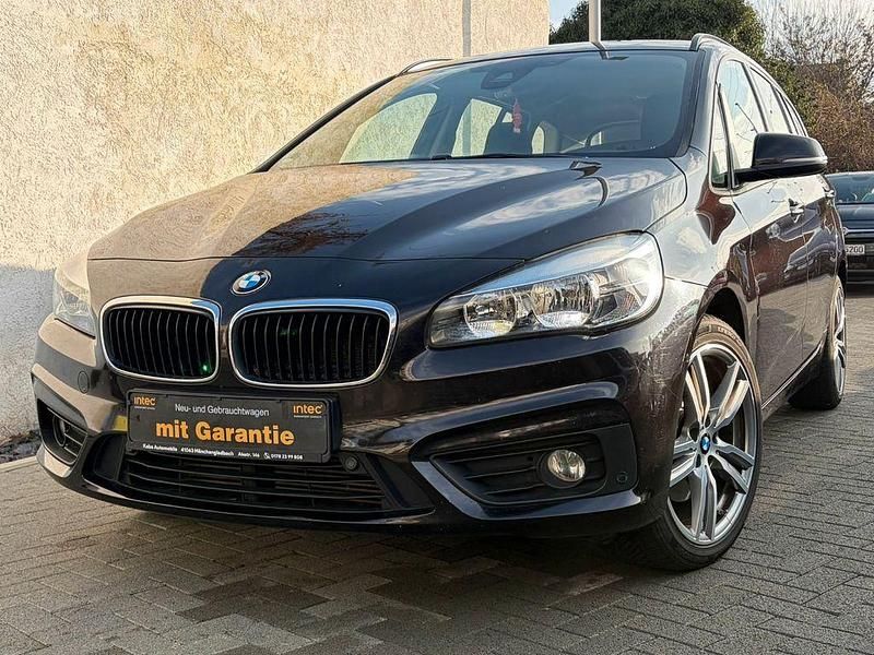 Braun Gebraucht 2017 BMW 218 Gran Tourer Advantage Van / Kleinbus | 10.298 € (Superpreis) - Bild 1/4