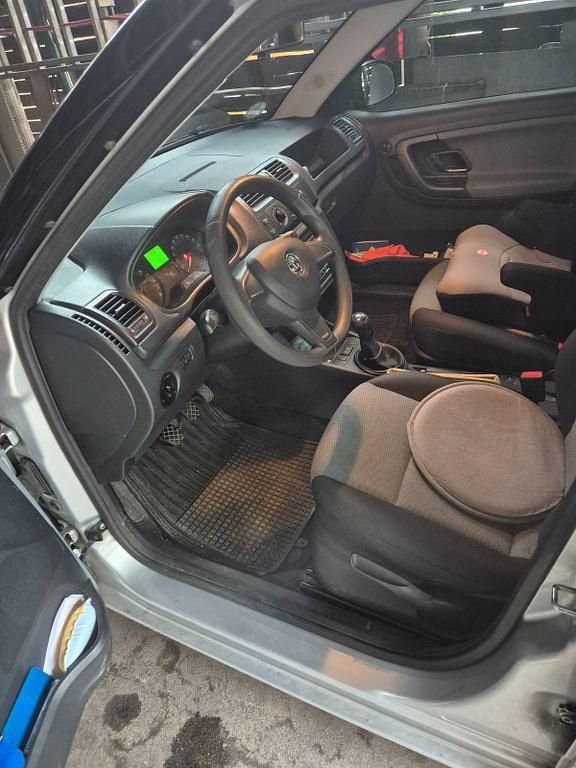 Gebraucht Skoda Fabia Active 75 PS (55 kW) 2014 Silber Limousine