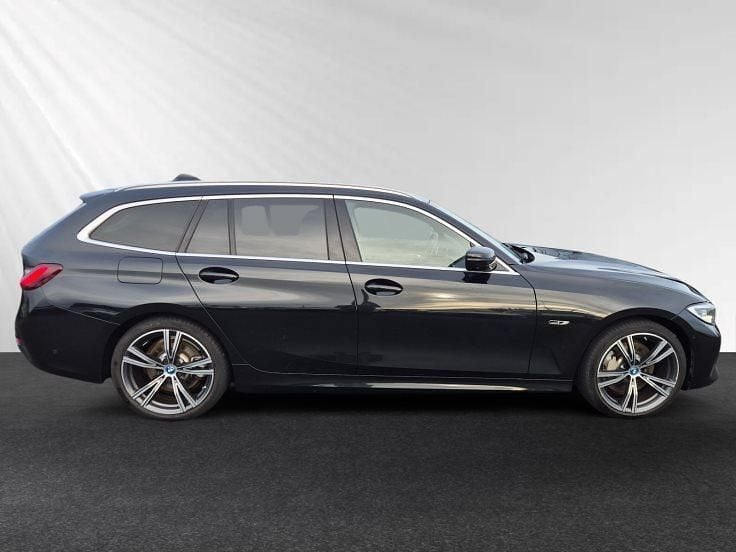 Gebraucht BMW 330e Sport Line 292 PS (214 kW) 2022 Black sapphire metallic metallic Limousine