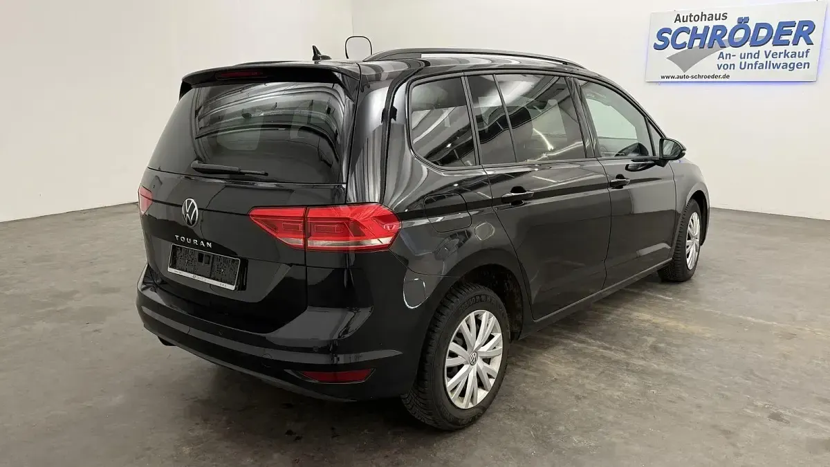 Gebraucht VW Touran Comfortline 122 PS (89 kW) 2023 Schwarz Van / Kleinbus