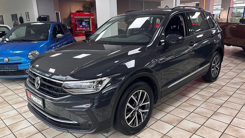 Uranograu/cinza urano Gebraucht 2021 VW Tiguan Life SUV | 25.990 € (Teuer) - Bild 1/4