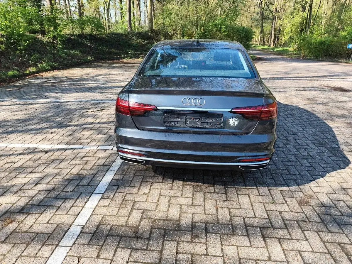 Gebraucht Audi A4 Advanced 163 PS (119 kW) 2022 Grau Limousine