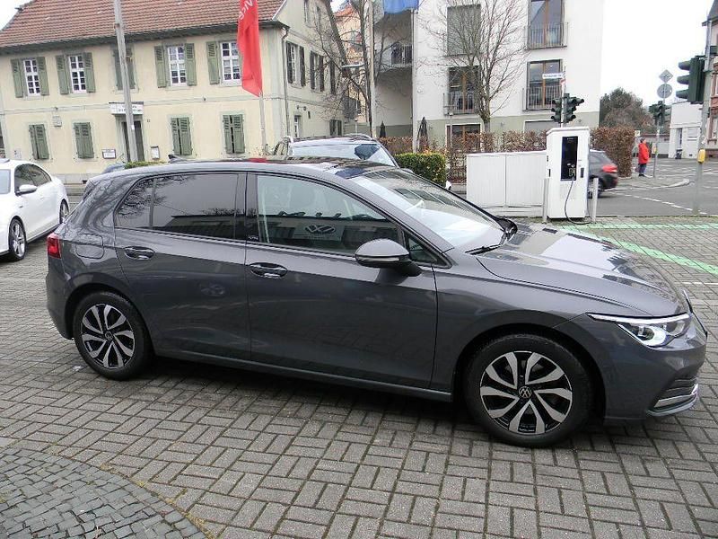 Gebraucht VW Golf VIII Active 150 PS (110 kW) 2022 Delfingrau (metallic) Limousine