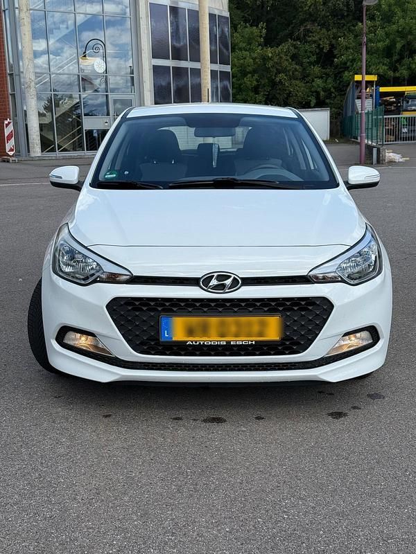Weiß Gebraucht 2016 Hyundai i20 Kleinwagen | 5.950 € (Fairer Preis) - Bild 1/4