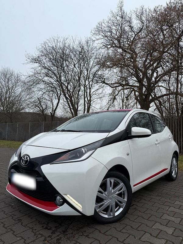Gebraucht Toyota Aygo 69 PS (50 kW) 2015 Weiß Kleinwagen