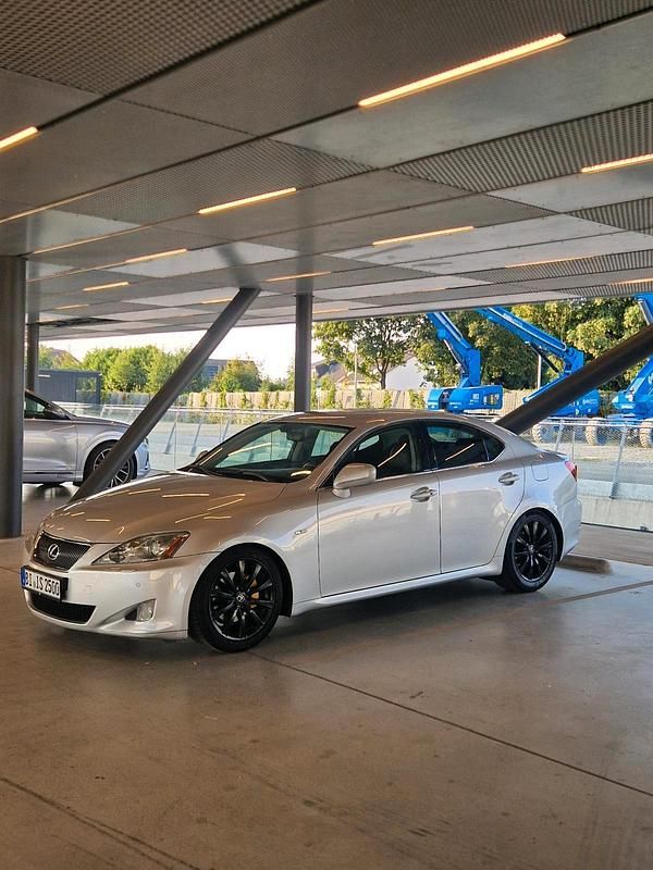 Silber Gebraucht 2007 Lexus IS250 Limousine | 8.500 € (Teuer) - Bild 1/4