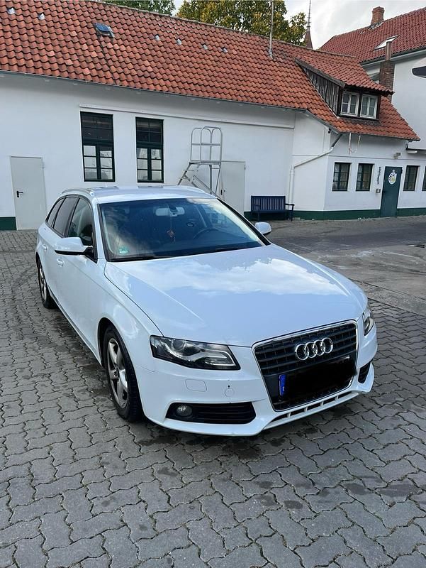 Weiß Gebraucht 2011 Audi A4 Limousine | 7.199 € (Guter Preis) - Bild 1/4