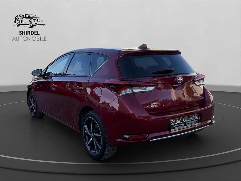Gebraucht Toyota Auris Hybrid Team 99 PS (72 kW) 2019 Rot Limousine