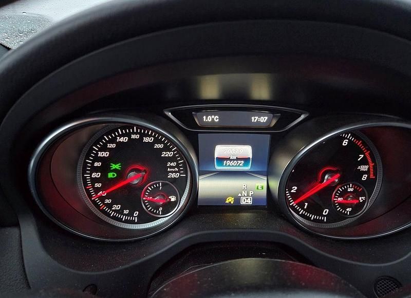 Gebraucht Mercedes CLA200 Shooting Brake AMG line 156 PS (114 kW) 2017 Silber Kombi