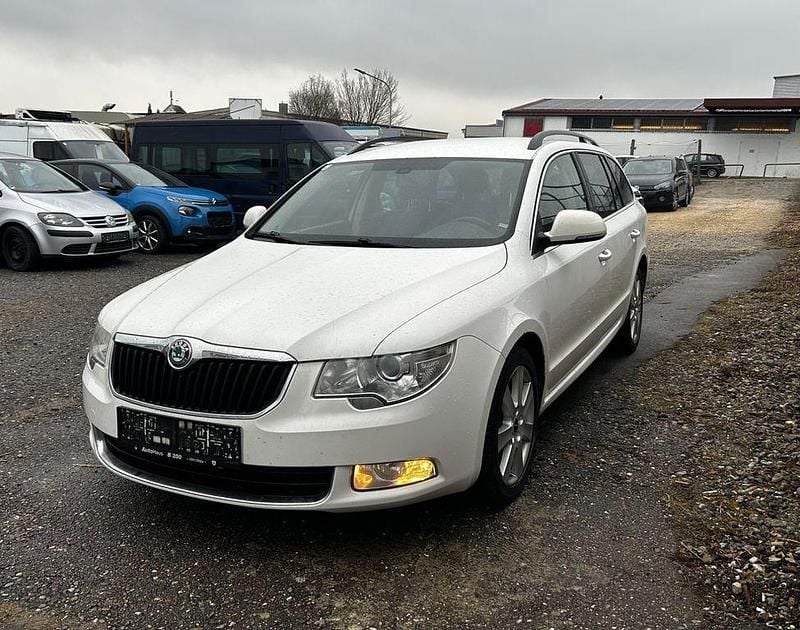 Weiß Gebraucht 2012 Skoda Superb Elegance Kombi | 5.499 € (Superpreis) - Bild 1/4