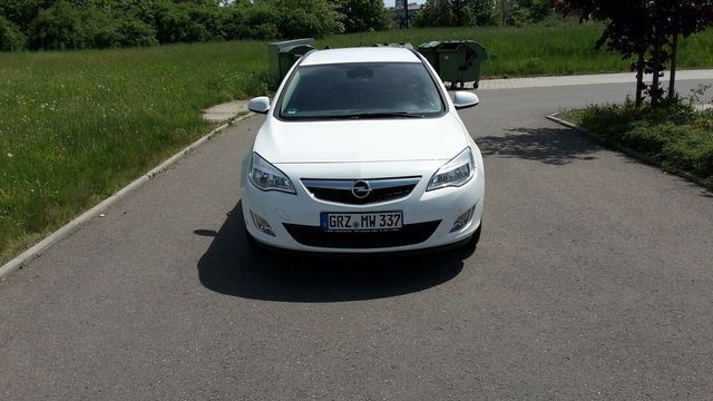 Gebraucht Opel Astra Design Edition 110 PS (80 kW) 2011 Weiß Kombi