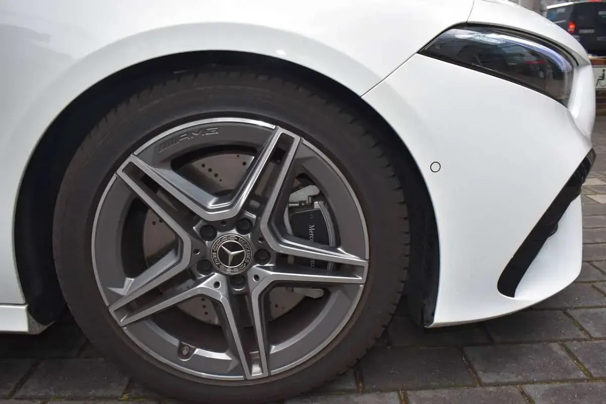 Gebraucht Mercedes A250 AMG line 224 PS (164 kW) 2024 Polarweiss  unilack Kleinwagen