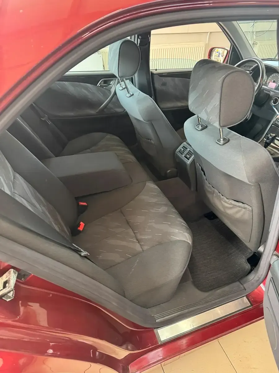 Używany Mercedes E320 Avantgarde 197 KM (144 kW) 2001 Czerwony Sedan/Limuzyna