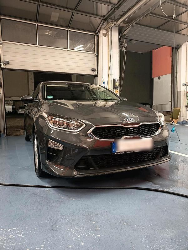 Grau Gebraucht 2018 Kia Ceed Limousine | 14.000 € (Teuer) - Bild 1/4